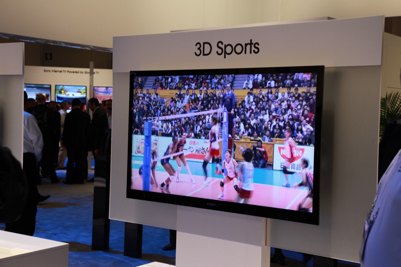 Una tele Sony Bravia 3D sobre un soporte en una feria, con una imagen brillante en la pantalla.