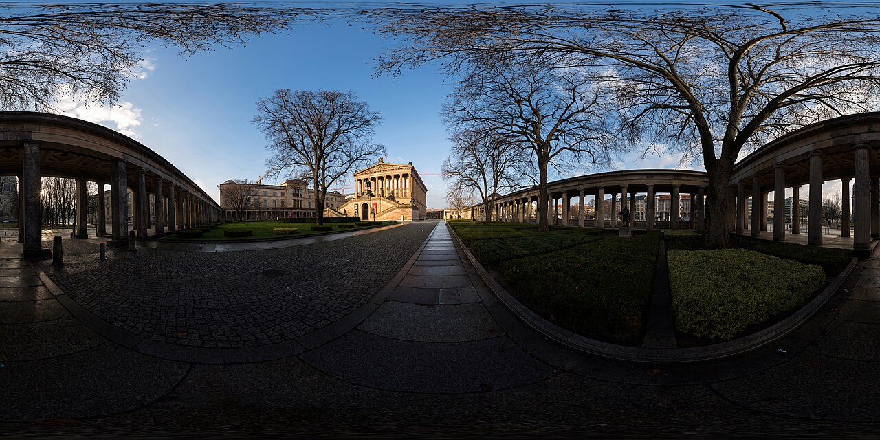 360-Grad-Panorama vor der Alten Nationalgalerie in Berlin, als flaches, an den Rändern stark gebogenes Bild.