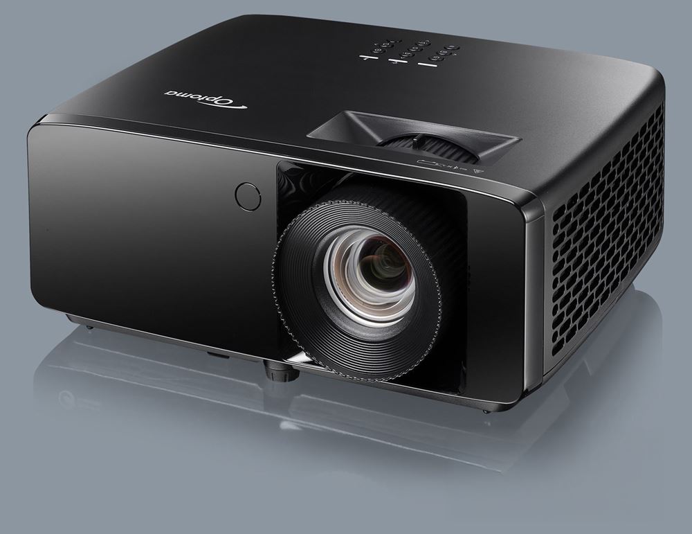Proyector de cine en casa negro visto en diagonal, con el objetivo a la derecha de la carcasa.