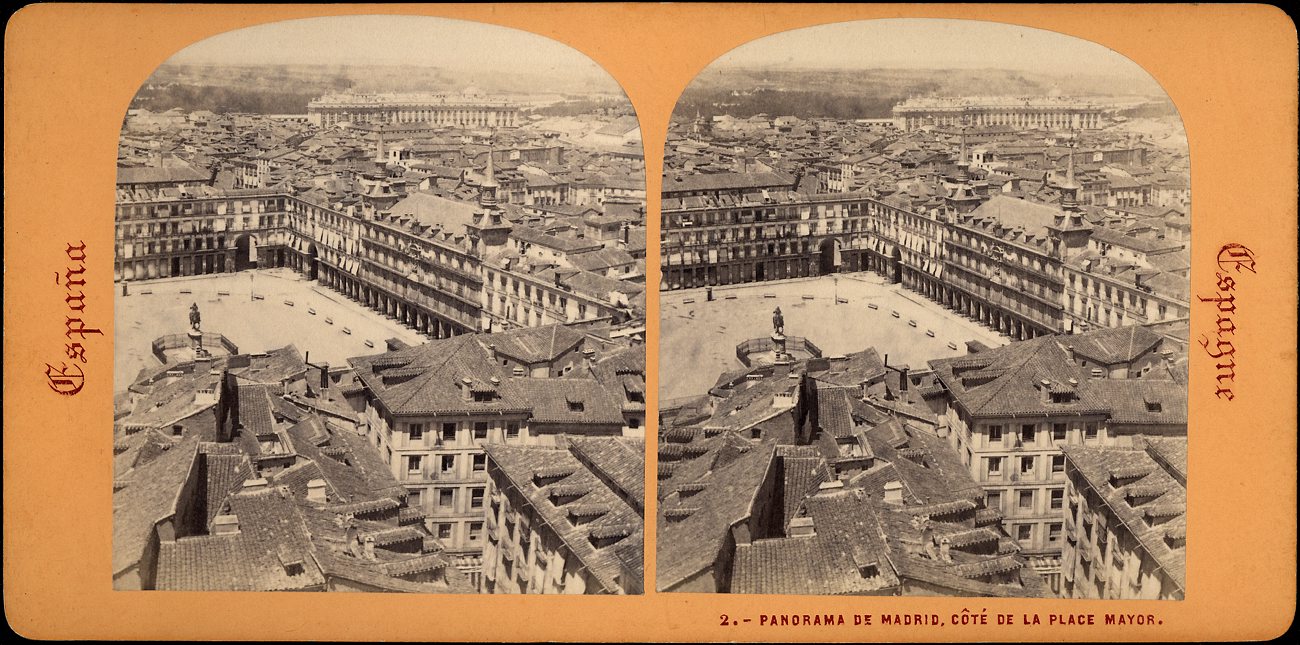 Tarjeta antigua de color anaranjado con dos fotografías casi iguales de la Plaza Mayor de Madrid vista desde lo alto, una junto a otra; en los laterales se lee «España» y «Espagne».