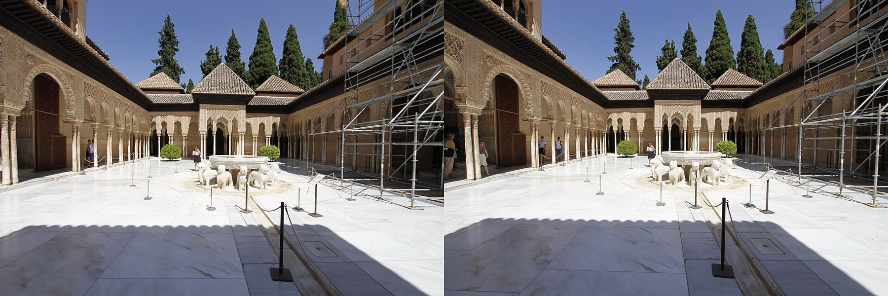 Dos fotos casi iguales del patio de los Leones de la Alhambra, una junto a otra; la gente del fondo cambia de una a otra.