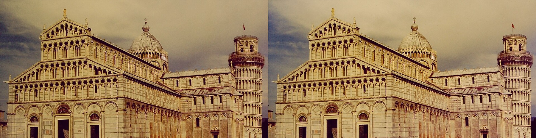 Due foto quasi identiche, una accanto all’altra, della facciata del Duomo di Pisa con la Torre pendente sulla destra, sotto un cielo nuvoloso.