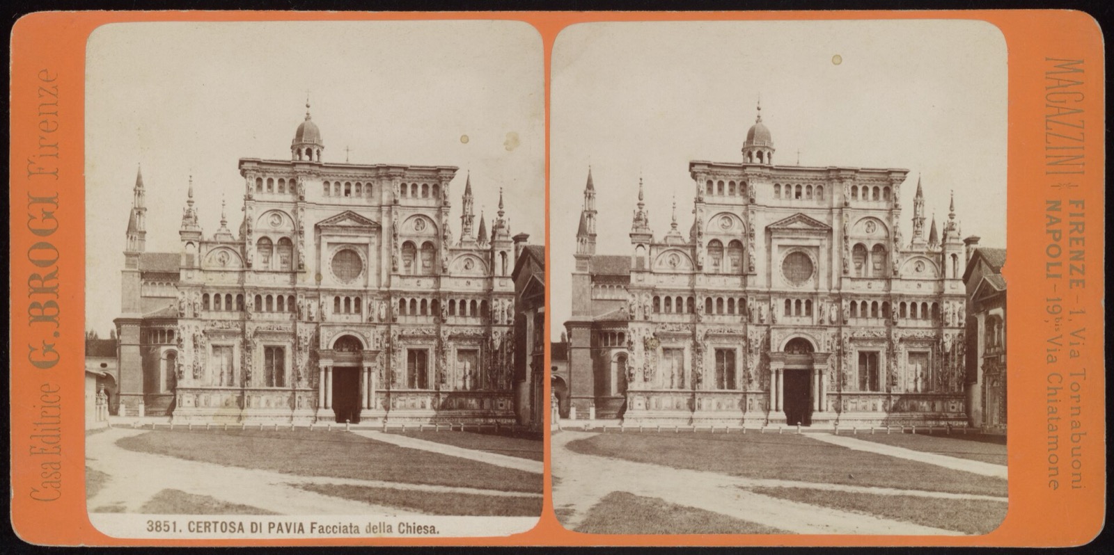 Una cartolina stereoscopica color arancio con due fotografie quasi identiche della facciata della Certosa di Pavia; ai lati, il nome dell’editore fiorentino Giacomo Brogi.