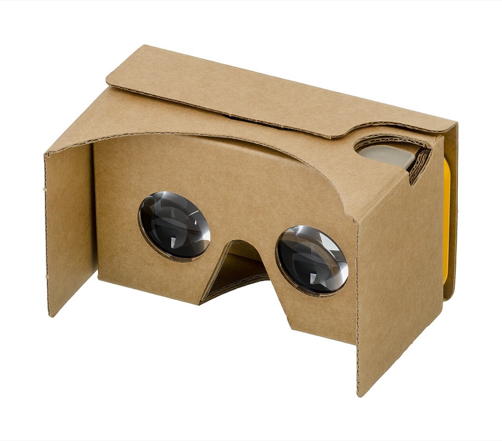段ボールでできた組み立て式のVRゴーグル。2つのレンズがあり、本体にスマートフォンが差し込まれている。