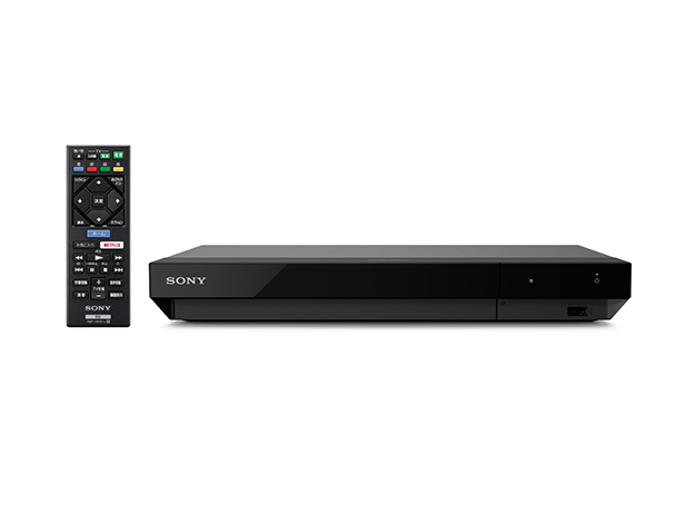 正面から見たソニーの黒いブルーレイプレーヤーUBP-X700と、その左に置かれたリモコン。