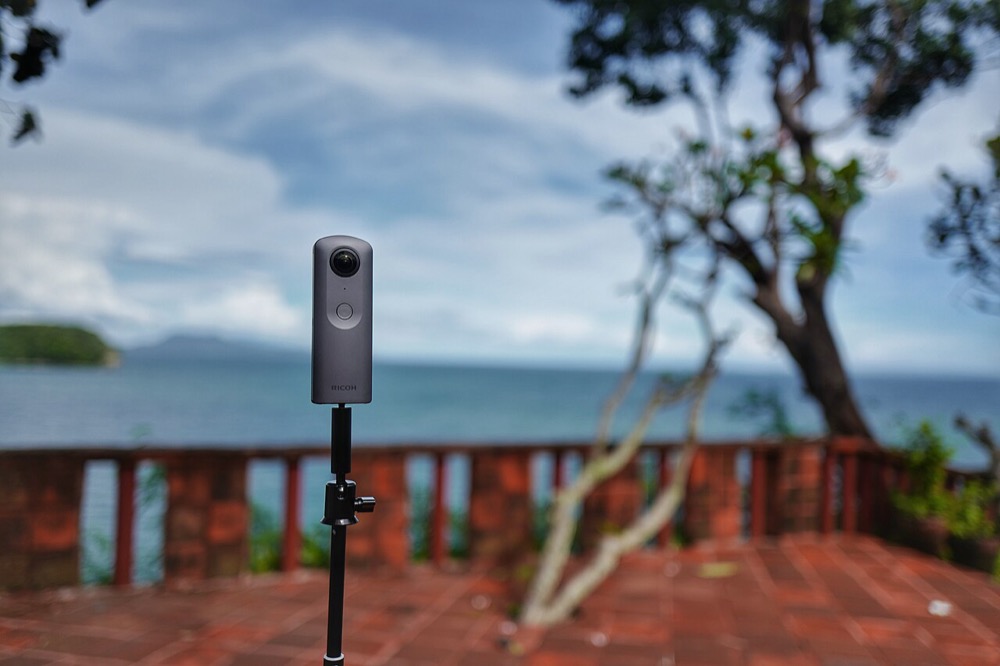 三脚の上に立てられた、細長いグレーの360度カメラ。